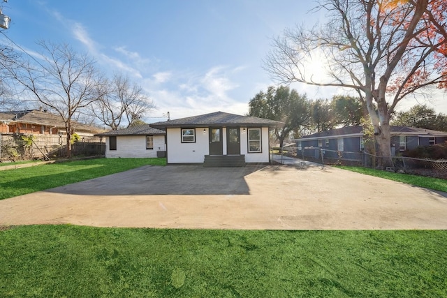 view of front of property featuring a patio area and a front lawn