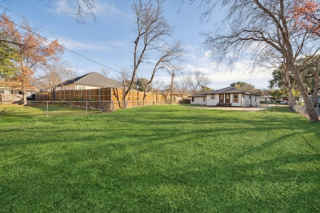 view of yard featuring a patio