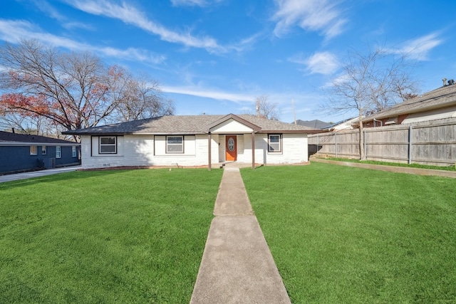 ranch-style home featuring a front lawn