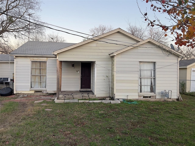 view of front of home featuring a front lawn