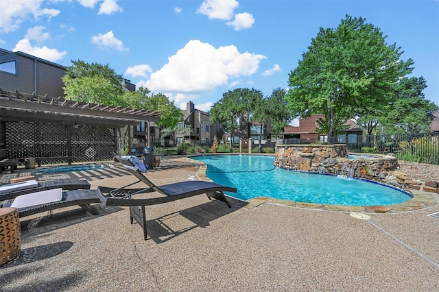 view of pool featuring a pergola, a jacuzzi, a patio area, and pool water feature