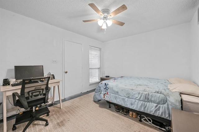 bedroom featuring ceiling fan and a textured ceiling