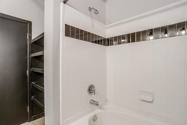 bathroom with tiled shower / bath