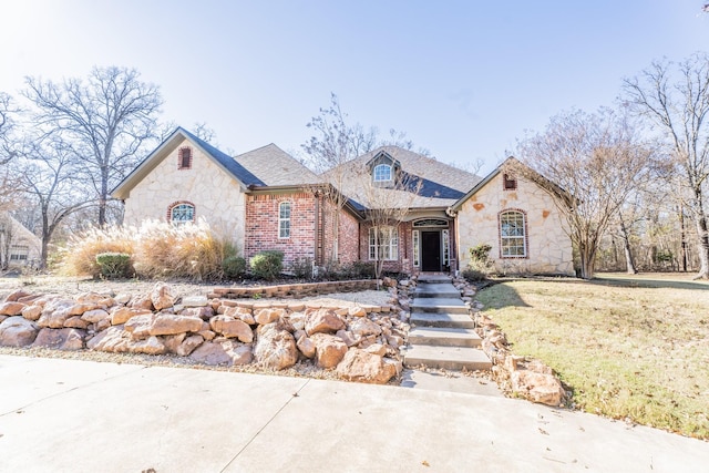 view of front of property featuring a front yard