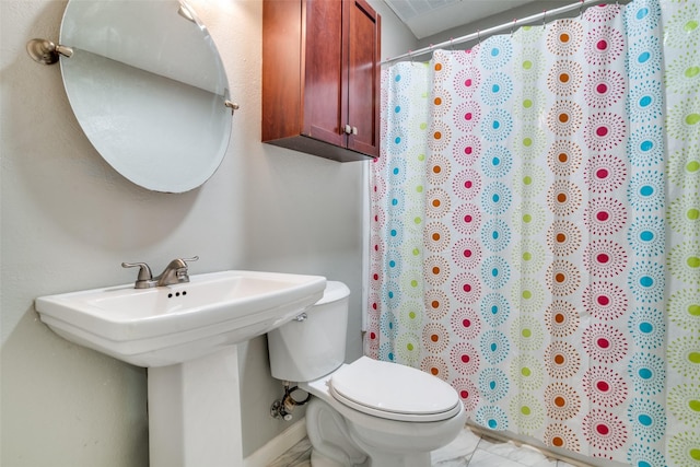 bathroom with a shower with curtain, toilet, and sink