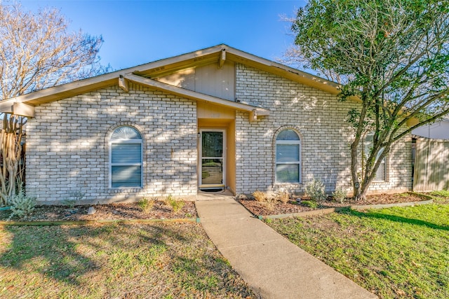 view of front of home featuring a front lawn