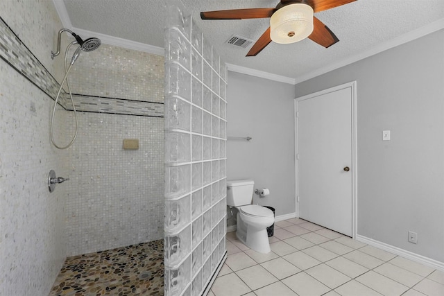 bathroom with a tile shower, tile patterned floors, ceiling fan, and ornamental molding