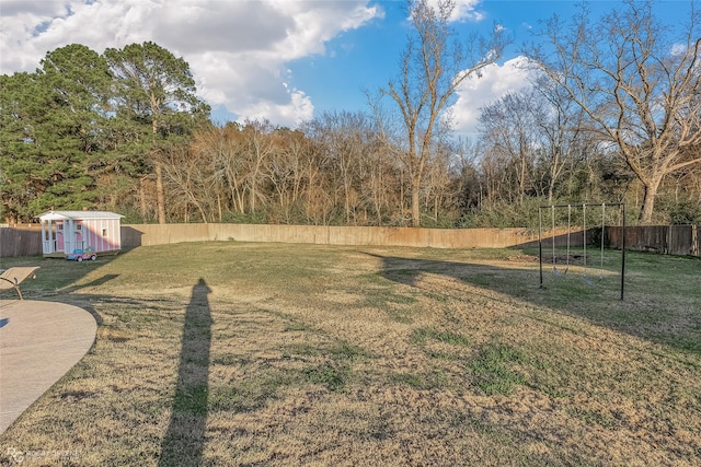 view of yard featuring a storage unit