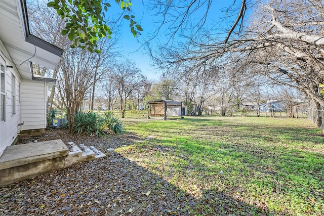 view of yard featuring a storage shed