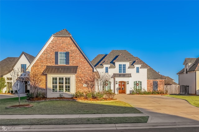 view of front of property featuring a front lawn