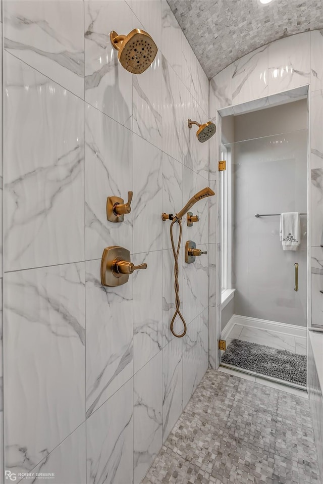 bathroom featuring a tile shower