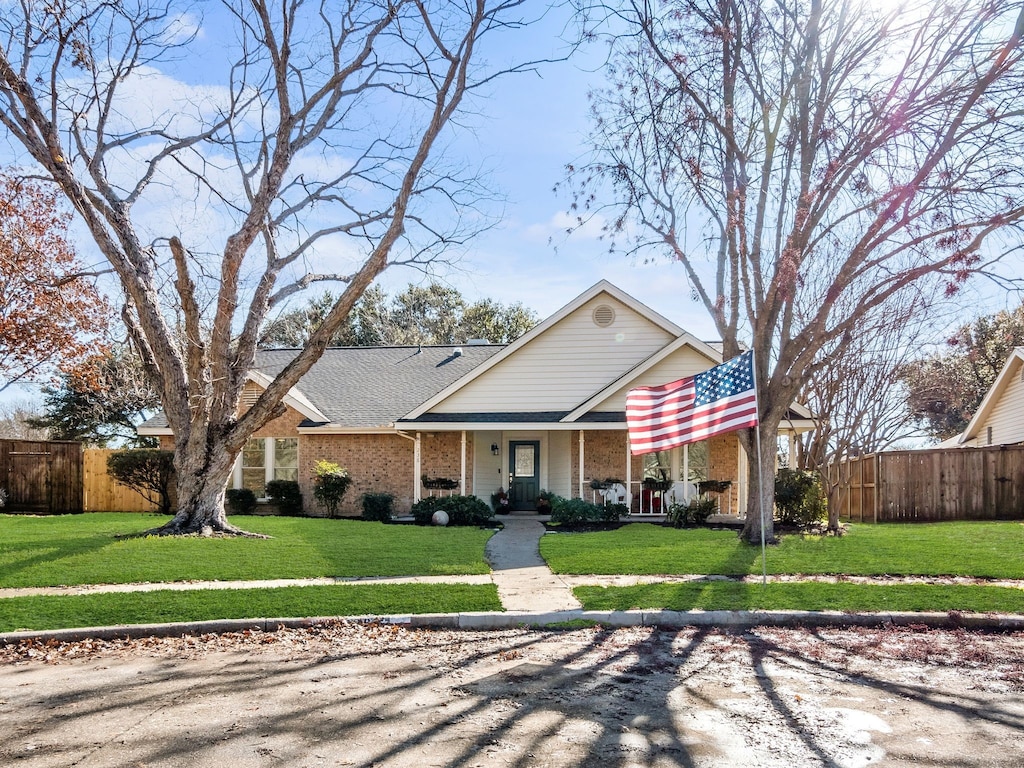 view of front facade with a front yard