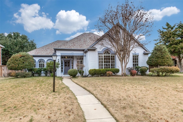 view of front facade featuring a front lawn