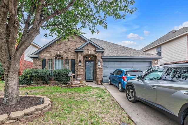 view of front of property featuring a front yard and a garage