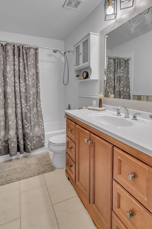 bathroom featuring visible vents, toilet, shower / bath combo, a textured ceiling, and vanity