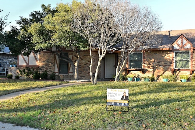 view of front of property featuring a front yard