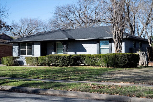 view of front of property featuring a front yard