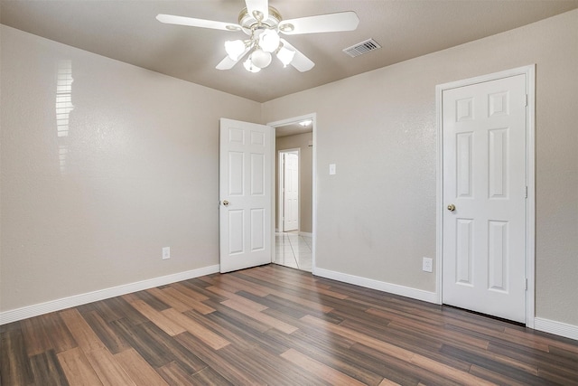 empty room featuring dark hardwood / wood-style floors and ceiling fan