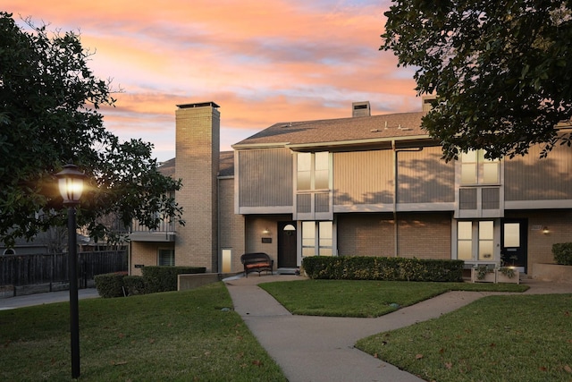 view of front facade featuring a yard