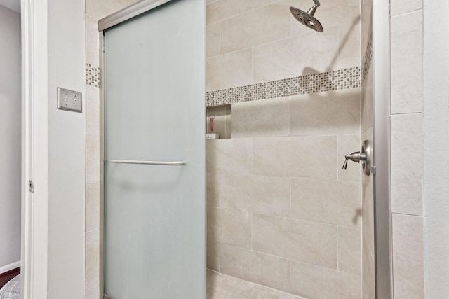 bathroom featuring a tile shower