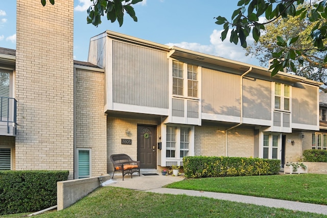 view of property featuring a front lawn