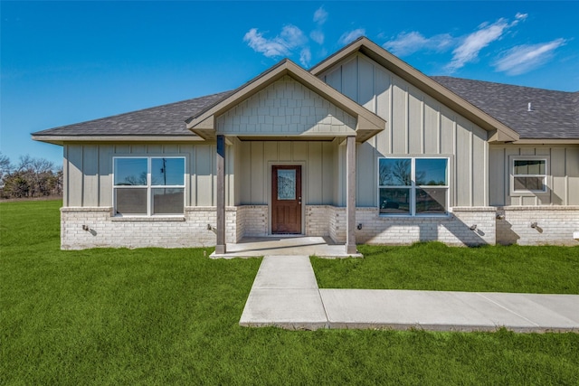 view of front of home featuring a front lawn