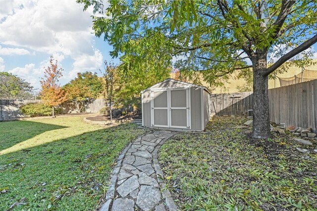 view of yard featuring a shed