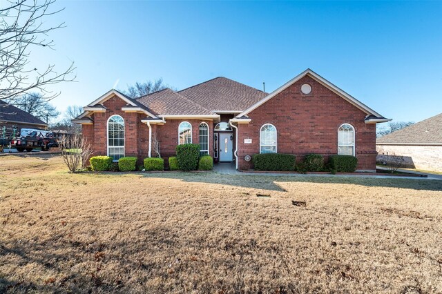 view of front facade with a front lawn