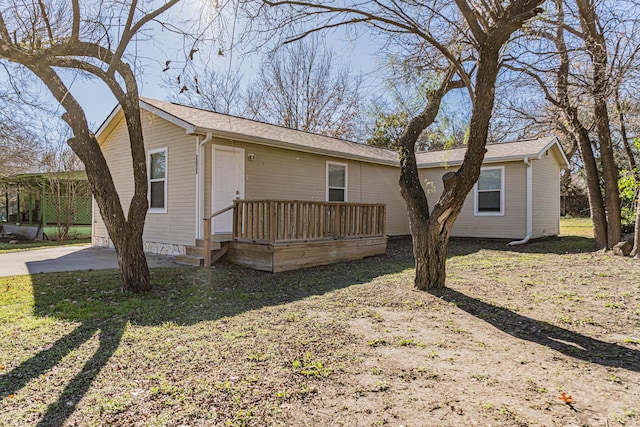 view of front of home with a front lawn