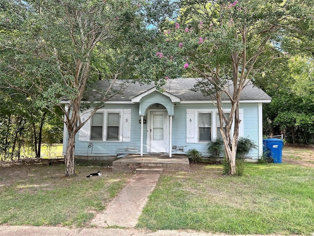 view of front of house featuring a front lawn