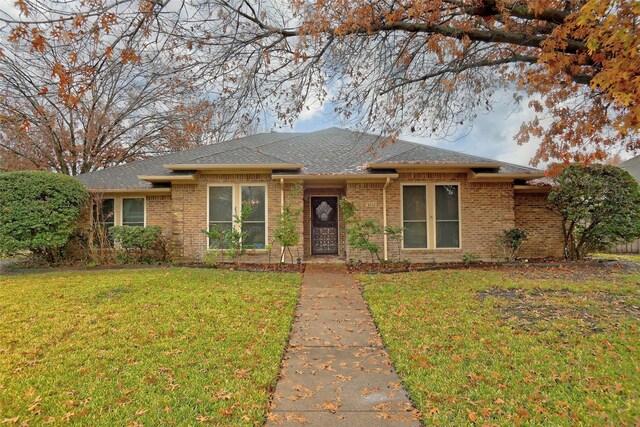 view of front of house featuring a front yard