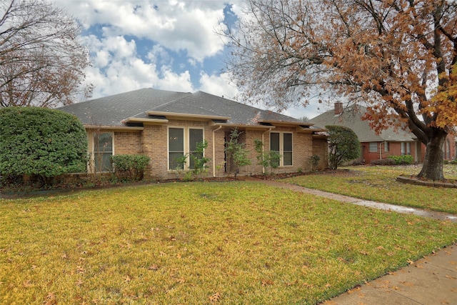 view of front facade with a front lawn