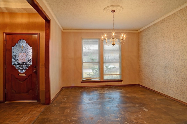 entryway featuring crown molding, a notable chandelier, and a textured ceiling