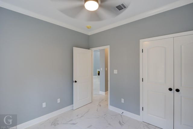 unfurnished bedroom with ceiling fan, ornamental molding, and a closet