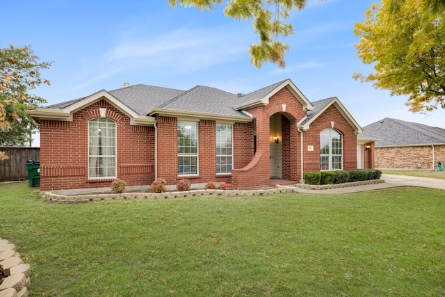 view of front facade featuring a front lawn