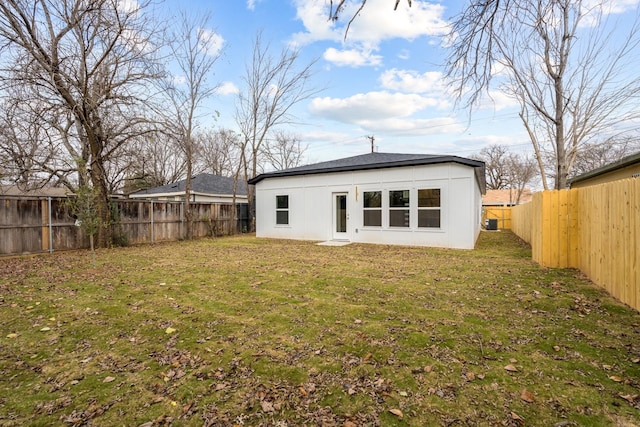 back of house featuring a lawn