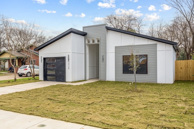 view of front of house featuring a front yard and a garage