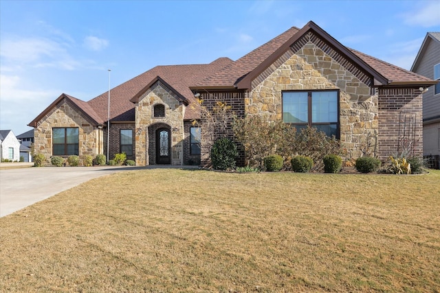 view of front of property featuring a front yard