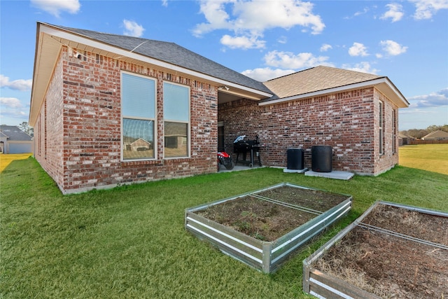 back of house featuring a lawn