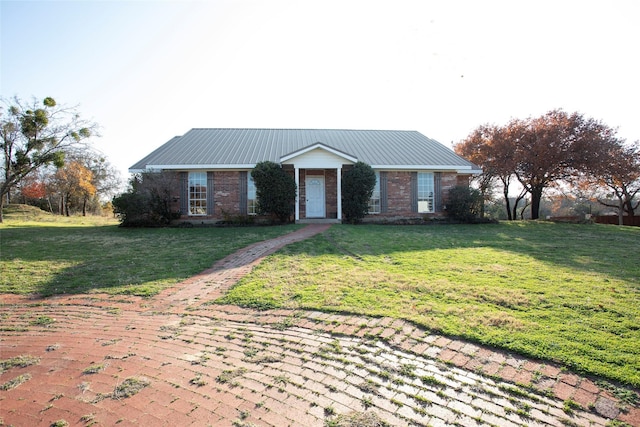 ranch-style home with a front yard