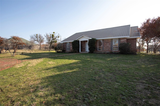 ranch-style home featuring a front lawn