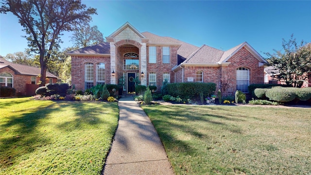 view of front of property featuring a front lawn