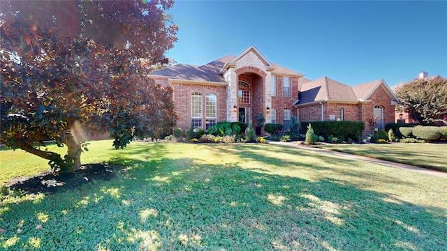 view of front of property featuring a front lawn