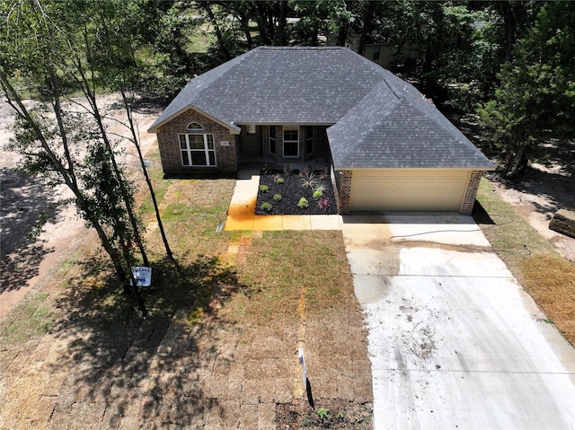 view of front facade featuring a garage and a front lawn