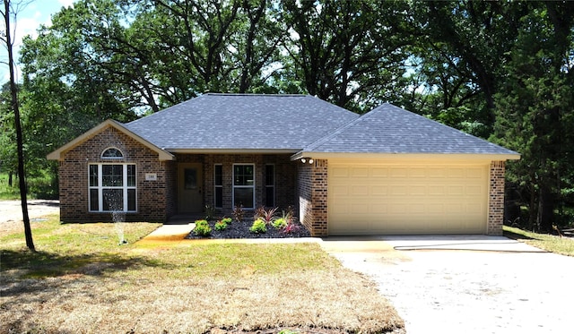 view of front of property featuring a front yard, a porch, and a garage