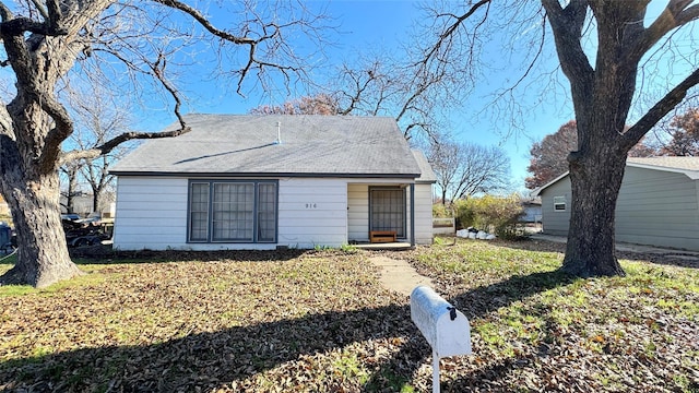 view of front of house featuring a front yard