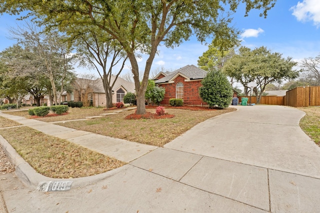 ranch-style house featuring a front yard