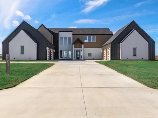 view of front facade with a front yard