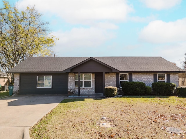 single story home with a front lawn