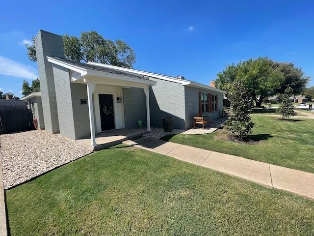 single story home featuring a front lawn